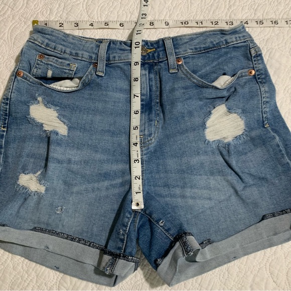 Levi’s signature mom denim cut off jean shorts - Picture 5 of 9
